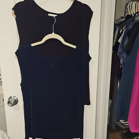 Navy and Black Sleeveless Tops - Picture 2 of 5